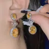 Pendientes Versa Retro Francés de Zirconio Dorado tipo Caramelo para Mujer Chapados en Oro de 18K Microincrustados Esmeralda Nicho Pendientes de Botón de Alta Gama