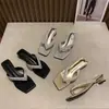 Chanclas de moda y con estilo con diseño de tira entre los dedos, tacones finos y suela suave para un uso cómodo en verano. Nuevo estilo con adornos de pedrería