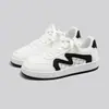 Sapatos Femininos Mais Vendidos Versátil 2026 Outono Novo Sapatos Casuais Modernos Tendência Tênis de Skate Estilo Escolar Sapatos Brancos XH8510