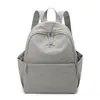 Mochila leve e compacta para homens e mulheres, com design simples, múltiplos compartimentos e adequada para estudantes universitários, atividades ao ar livre e o trajeto diário.