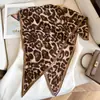 Pañuelo de Cabeza Retro Hot Girl para Mujer, Bufanda Triangular de Moda Primavera y Verano, Bufanda Decorativa Versátil de Seda Artificial, Pañuelo para el Cuello, Tendencia de Top Tubo