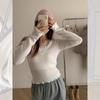 Camisa de punto con cuello en V de encaje blanco de alta gama y súper atractiva para mujer, suéter interior elegante y hermoso de otoño e invierno.