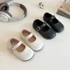 Novo Modelo Primavera 2026 Sapatos de Couro Trançado Vazado para Meninas, Mocassins Casuais Macios e Confortáveis para Bebês Meninas