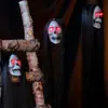 Fantasma colgante personalizable de Halloween que brilla con pelo largo, fantasma novia femenina con calavera y cadenas de hierro, accesorios para habitación embrujada, regalo de Navidad