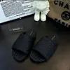 Sandálias Rasteirinhas de Tira Única Trançadas Estilo Coreano Novas Chinelos Rasteirinhas de Tira Única de Verão para Uso Externo Versáteis Chinelos para Casa e Interior