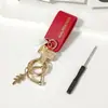 Chaveiro de Carro Levemente Luxuoso Estilo Francês com Letras Estampadas em Ouro, Pequeno Pingente de Chaveiro Exquisito Estilo Chanel para Mulheres, Acessório de Bolsa