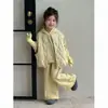 Conjunto de 3 Piezas para Niñas Otoño e Invierno Nuevo 2025 Estilo Coreano Color Sólido Sudadera Engrosada con Forro de Felpa, Pantalones Deportivos Casuales, Chaleco de Felpa Acolchado