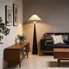 Lámpara de pie estilo Wabi-Sabi con estética Zen, Nuevo diseño Retro Chino y Japonés, Arte Minimalista para Sala de Estar, Casa de Huéspedes, Dormitorio y Mesita de Noche