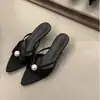 Sandalias de tacón de aguja satinadas con pedrería estilo francés, nueva colección de verano 2026, tacones altos peep-toe de punta afilada, sandalias elegantes de tacón bajo