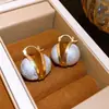 Pendientes Redondos de Perla Retro Europeos y Americanos Moda Sencilla Puños de Oreja de Gama Alta Nicho Lujo Ligero Pendientes Versátiles Venta al por Mayor para Mujeres