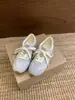 Zapatillas de entrenamiento alemanas de cuero genuino con aumento de altura interior, zapatos rosas para niñas, estilo fino de otoño 2026, adecuados para combinar con faldas, zapatillas deportivas blancas casuales