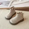 Botas Martin estilosas com poá estilo coreano para meninas, novo modelo 2026 primavera, outono, inverno com zíper lateral, botas curtas de sola macia, sapatos de princesa