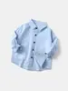 Camisa Infantil Atacado 2026 Novidades Camisa Manga Longa para Meninos Roupa de Bebê Cor Sólida Bolso Patch Moda Outono