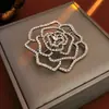 Broche de Flor Borboleta Pérola, Alfinete de Luxo Leve Nicho High-End, Acessório Elegante e Versátil para Mulheres