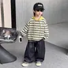 Conjunto de moletom listrado para meninos primavera e outono, conjunto esportivo infantil de duas peças estilo coreano, roupas estilosas para meninos pequenos