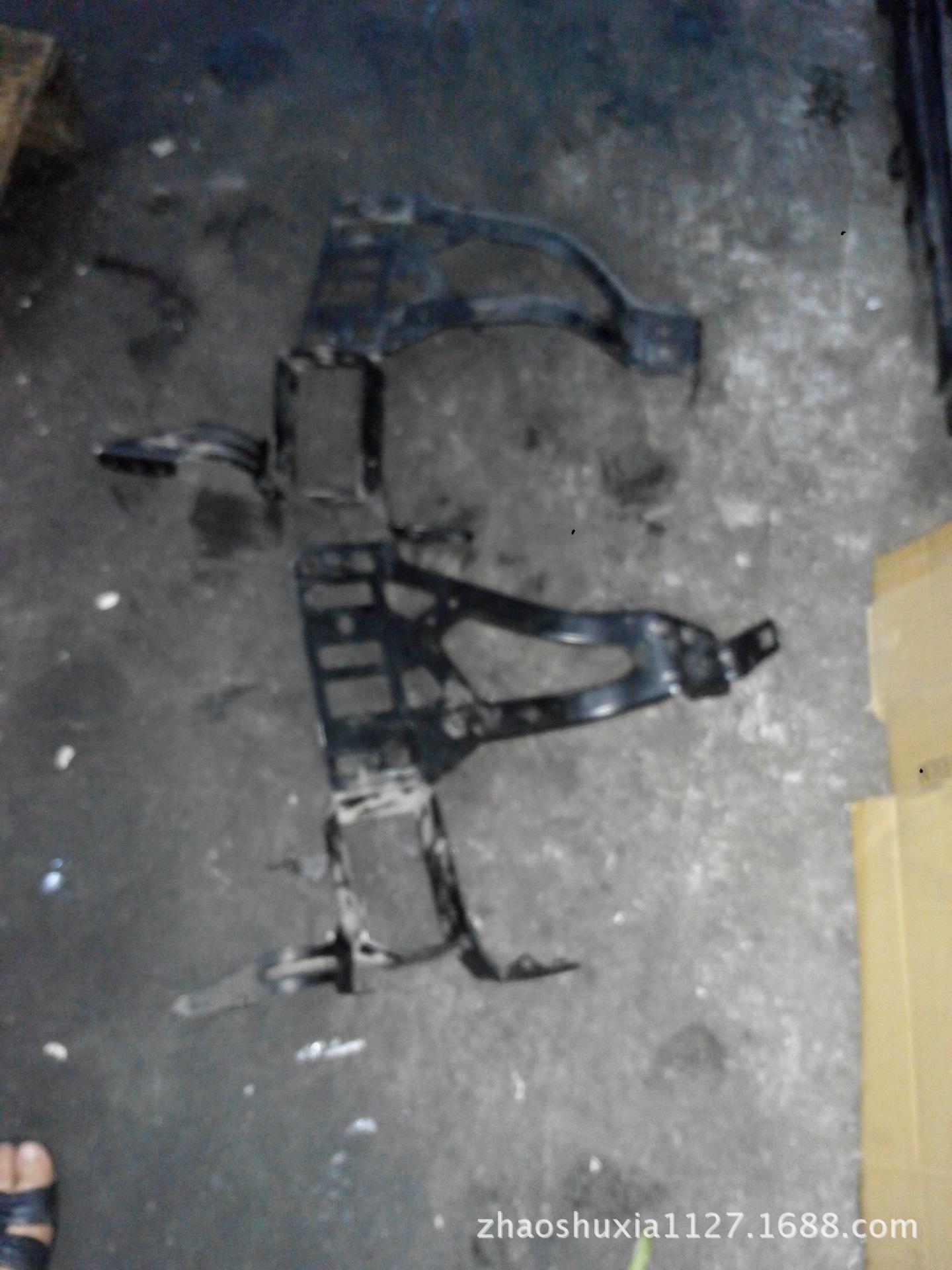 宝马523 E60大灯支架1