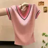 Camiseta de tricô de seda gelada com gola V de cor contrastante e manga curta para mulheres, novo estilo primavera-verão 2026, corte justo, versátil, elegante e que rejuvenesce