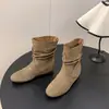 Botas Retrô de Salto Escondido Simples de Alta Qualidade Femininas Outono 2026 Botas Curtas de Camurça Botas da Moda Botas Curtas de Salto Baixo Marrom