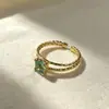 Anel de açúcar cristalizado em forma de gota d'água torcida de camada dupla dourado com diamante cintilante para mulheres, design de nicho, anel para dedo indicador, luxo leve com toque de alta qualidade