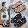Sapatos Infantis de Couro Doce com Pérolas 2026 Estilo Novo de Início de Outono Sapatos Rasos Fofos de Ursinho com Laço para Meninas Venda por Atacado