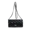 La popular bolsa estilo explosión de este año para mujer 2026 nuevo súper caliente pequeño estilo Chanel con cadena estuche para lápices bolsa versátil de un solo hombro cruzada