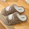 Pantuflas de algodón para mujer, nuevo modelo de invierno 2025, pantuflas cálidas de felpa para interior del hogar, cómodas para uso en casa, para hombre otoño e invierno
