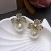 Brincos de Pérola Flor Dourada para Mulheres 2026 Novo Estilo Quente Brincos de Alta Qualidade Extremamente Bonitos e Únicos e Joias de Orelha Bonitas