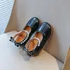 Novos Sapatos de Princesa Estilo Coreano Primavera e Outono com Laço de Pérola para Meninas, Sapatos Infantis de Couro Macio Antiderrapantes, Sapatilhas Mary Jane