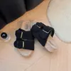 Pantuflas peludas de suela gruesa para mujer, adecuadas para usar al aire libre en otoño de 2026, con acabado de gamuza, hebilla metálica y un diseño estilo perezoso, que se asemejan a los zuecos Birkenstock