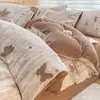 Juego de ropa de cama de cuatro piezas de terciopelo de leche tallado clase A, funda de edredón gruesa de invierno cálida, sábana, juego de tres piezas de terciopelo adicional para cama de dormitorio de estudiante