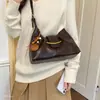 Bolso de hombro de nicho estilo retro, bolso cruzado versátil para mujer, bolso tipo empanada de cuero suave para debajo del brazo 2026, nuevo estilo para el trabajo