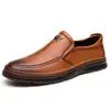 Sapatos casuais de couro de vaca de primeira camada para homens, novos sapatos sociais de couro genuíno com sola macia e cabedal macio, costurados à mão, adequados para pais de meia-idade e idosos