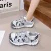 Tênis retrô de sola grossa estilo "dad shoes" para mulheres, novo modelo outono 2026, tênis de trilha em malha respirável e versátil, tênis casuais alemães para treino