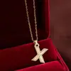 Colar Pingente de Alfabeto Inglês de 26 Letras, Elegante e Requintado, com Design Criativo, Toque de Alto Padrão, Versátil Corrente para Clavícula de Cobre Puro Atacado
