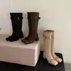 Botas de montaria femininas em camurça estilo coreano, novo modelo de outono, bico quadrado, salto médio grosso, com fivela de cinto e laço, botas finas que vão até o joelho
