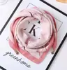 Bufanda Nueva de Algodón y Lino Cuadrada Pequeña para Mujer Otoño e Invierno, Moderna y Versátil, Bufanda Cálida, Hebilla Magnética, Procesamiento Decorativo y Personalización