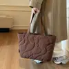 2026 Nova Bolsa Acolchoada de Algodão Estilo Coreano Simples, Bolsa de Ombro Casual da Moda para Mulheres, Bolsa de Mão Acolchoada Outono e Inverno, Leve