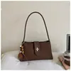 Bolso pequeño cuadrado de color sólido retro de alto valor para mujer, nuevo estilo de otoño 2026, bolso de mano de hombro moderno y elegante