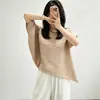 La camiseta Miyake de manga murciélago, corte holgado y bajo irregular, presenta un diseño único, es versátil y fácil de combinar, y es un top de manga corta
