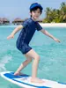 Traje de Banho Infantil para Meninos, Estilo Novo, Conjunto de Duas Peças para Crianças Maiores, Manga Curta Estampada, Moda Jovem para Águas Termais