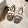 Zapatos peludos de moda y populares para mujer, nueva colección de invierno 2026, mocasines cómodos de suela blanda estilo británico, forrados de felpa para abrigar.
