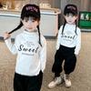Camiseta básica infantil de algodón abrigado para niños y niñas en otoño e invierno.