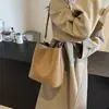 Bolsa de Gran Capacidad para Mujer Nueva Llegada 2024 Otoño e Invierno Moda Banda Ancha Simple Popular Bolso Cubo de Internet Estilo Coreano Bolso de Hombro Cruzado