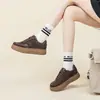 Zapatillas blancas de suela gruesa 601 para mujer, nuevo modelo otoño 2025, zapatillas deportivas de tendencia de caña baja que aumentan la altura, zapatillas casuales en stock
