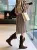 ¡Estilo uva! Aumento interno de altura de 4 cm~Otoño/Invierno 2026 doble uso estilo coreano punta fina correa con hebilla botas plisadas de media pantorrilla apiladas para mujer