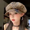 Boina octogonal con parche de estrella de estampado de leopardo retro americano, estilo nuevo, hace que la cara se vea más pequeña, adecuada para cabezas grandes, gorra de plato de periódico para mujer