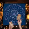 Mantel de Mesa con Cartas del Tarot, Mantel Decorativo en Tonos Oscuros, Resistente a Manchas, Mantel Antideslizante, Árbol Grande, Sol, Patrón Geométrico, Tela con Patrón Cuadrado