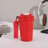 Elegante taza de café de acero inoxidable 316 con colores contrastantes, asa y aislamiento, portátil y adecuada para usar en automóviles, una taza de coche simple y práctica