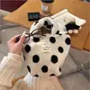 Bolsa de ombro de pelúcia com padrão de coração estilo coreano, apresentando um design fofo color-block, grande capacidade e portabilidade, perfeita para o trajeto e o uso diário.