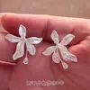 Brincos de Flor de Lírio com Brilho de Diamante, Frescos e Elegantes, para Mulheres, Novo Modelo Popular de 2026, Acessórios de Orelha Exclusivos e Requintados para Nicho